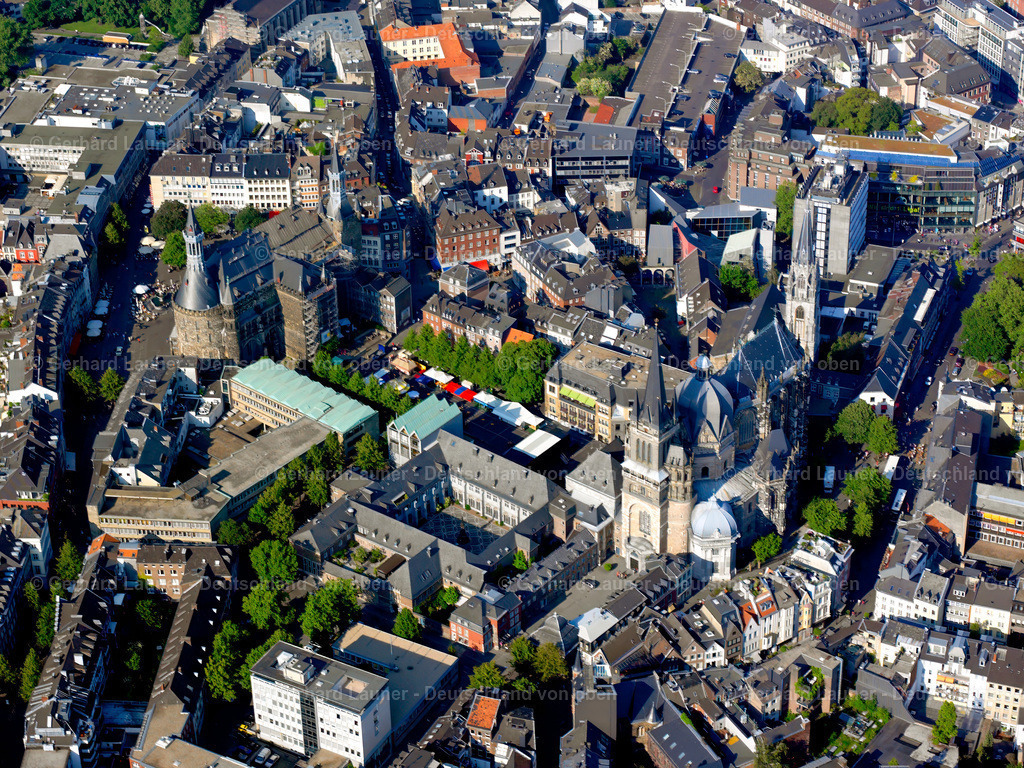 2616673 | Rathaus und  Aachener Dom, auch Hoher Dom zu Aachen, Aachener Münster oder Aachener Marienkirche, ist die Bischofskirche des Bistums Aachen und das bedeutendste Wahrzeichen der Stadt Aachen