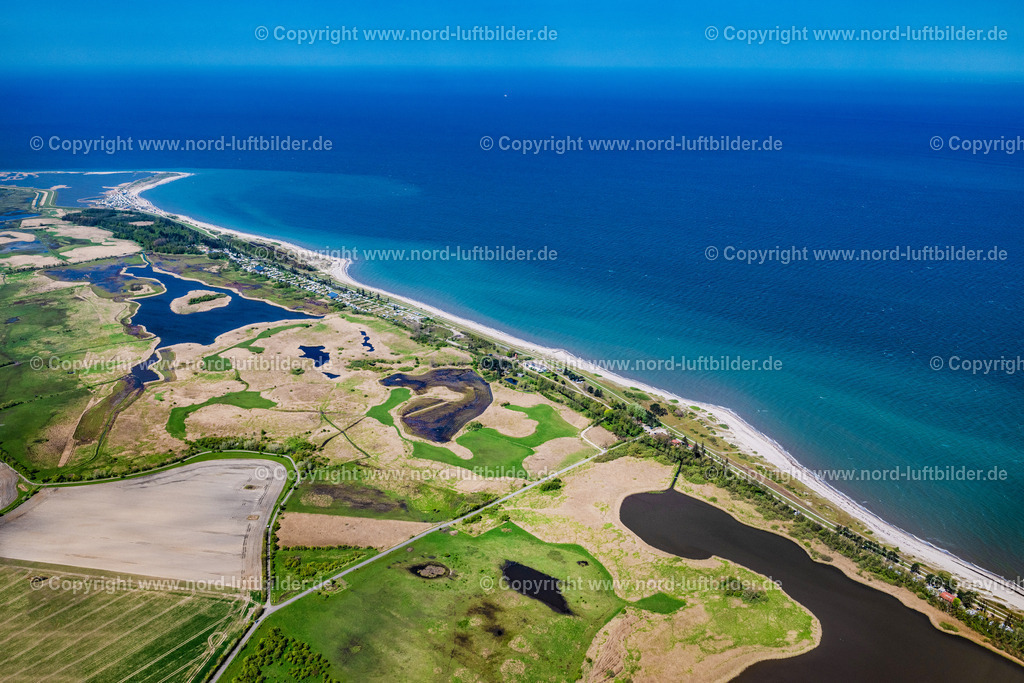 Fehmarn_Wenkendorf_Belt_Camping_ELS_5725010524 | FEHMARN 01.05.2024 Campingplatz mit Wohnwagen und Zelten im Küstenbereich " Wenkendorf Belt Camping " in Fehmarn auf der Insel Fehmarn im Bundesland Schleswig-Holstein, Deutschland. // Campsite with caravans and tents in the coastal area " Wenkendorf Belt Camping " in Fehmarn on the island of Fehmarn in the state Schleswig-Holstein, Germany. Foto: Martin Elsen