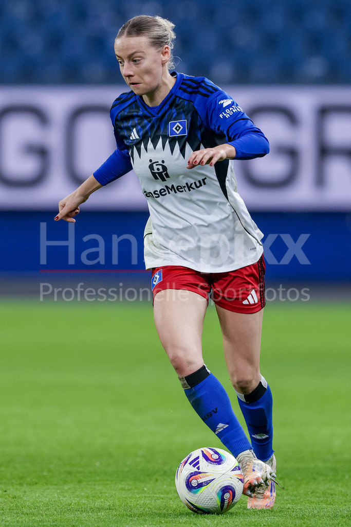 Fussball, Google Pixel Frauen-Bundesliga, Hamburger SV - 1. FC Köln | Sophie Hillebrand (Hamburger SV, 22) am Ball, Freisteller, Einzelbild, Ganzkörper, Aktion, Action, Spielszene, DIE DFB-RICHTLINIEN UNTERSAGEN JEGLICHE NUTZUNG VON FOTOS ALS SEQUENZBILDER UND/ODER VIDEOÄHNLICHE FOTOSTRECKEN. DFB REGULATIONS PROHIBIT ANY USE OF PHOTOGRAPHS AS IMAGE SEQUENCES AND/OR QUASI-VIDEO.