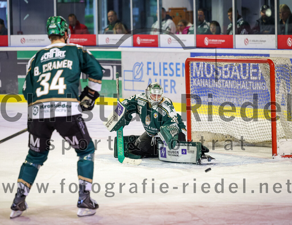 2025-09-14_062_TSV_Erding_gegen_EC_Peiting | Erding, Deutschland, 14.09.2025:Eishockey, Oberliga Süd 2025 / 2026, Testspiel, TSV Erding gegen EC Peiting, Endergebnis: 2:3Bastian Cramer (Erding Gladiators, #34), Torwart Leon Meder (Erding Gladiators, #39)Foto: Christian Riedel / fotografie-riedel.net