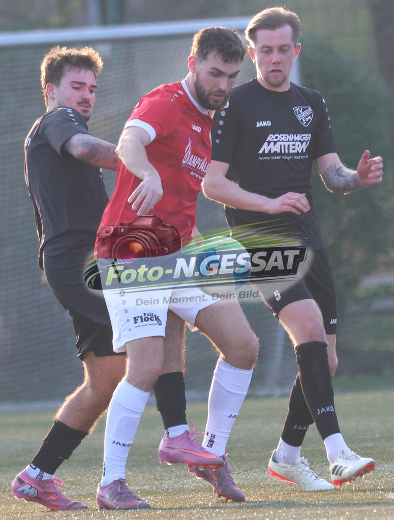 Bünder SV - TV Elverdissen | Auf dem Bild zu sehen: rot Bünder SV: Robert Lipkowski ; schwarz TV Elverdissen v.l.: Lukas Büker, Yann Gomes de Barros Coelho Bünder SV, TV Elverdissen, Saison 25/26, Kreisliga A, Deutschland - Realisiert mit Pictrs.com