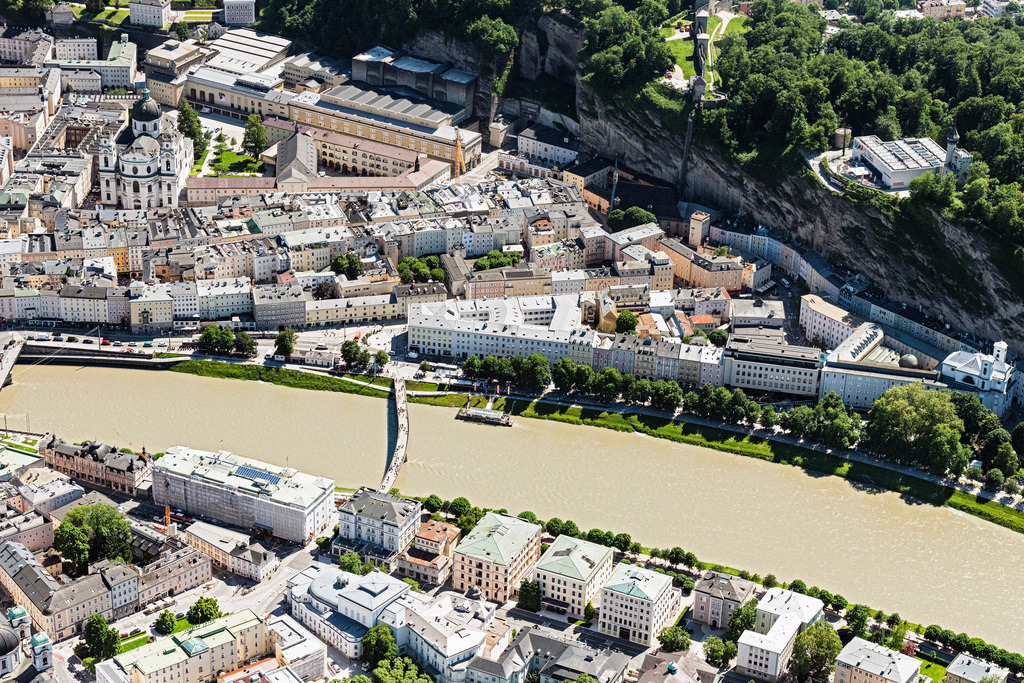 dr__0021421.jpg | SALZBURG 03.06.2019 Fluß - Brückenbauwerk Makartsteg und Amadeus Insel Bar an der Salzach in Salzburg in Österreich. // River - bridge construction Makartsteg and Amadeus Insel Bar on Salzach in Salzburg in Austria. Foto: Daniel Reiter