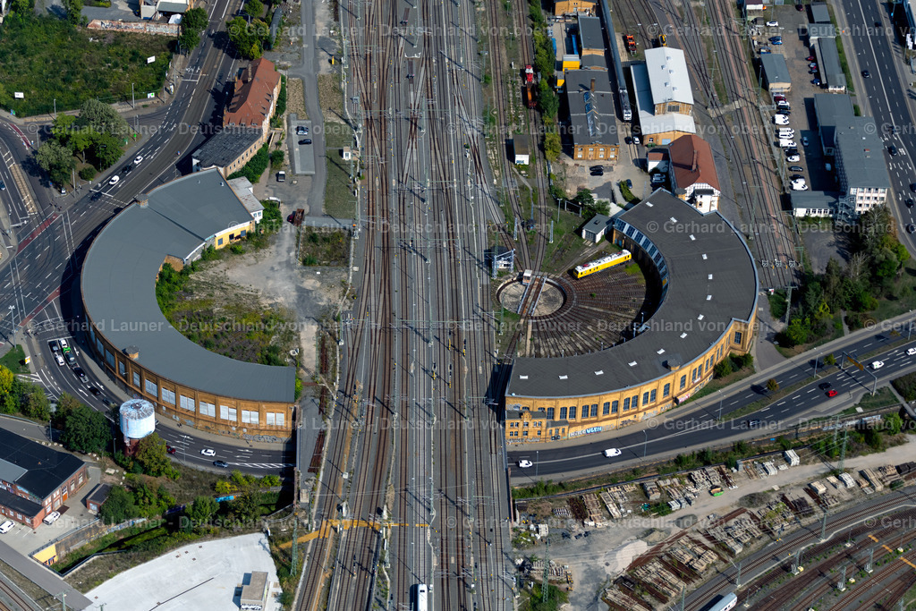 4039765 | LEIPZIG 14.09.2020 Gleisanlagen und Schienenstrecken am Rundschuppen ( auch Lokschuppen, Ringlokschuppen, Lokhalle oder Triebfahrzeughalle ) des Bahn- Betriebswerkes in Leipzig im Bundesland Sachsen, Deutschland. Weiterführende Informationen bei: DB Netz AG,  Deutsche Bahn AG. // Trackage and rail routes on the roundhouse - locomotive hall of the railway operations work in Leipzig in the state Saxony, Germany. Further information at: DB Netz AG,  Deutsche Bahn AG. Foto: Gerhard Launer