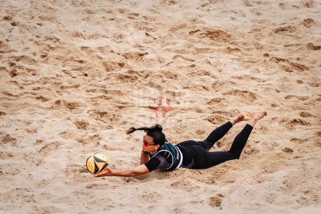 Beachvolleyball | Frauen | Allianz German Beach Tour 2025 | Tourstop Hamburg | 29.05.2025 | Shana Zobrist springt zum Ball