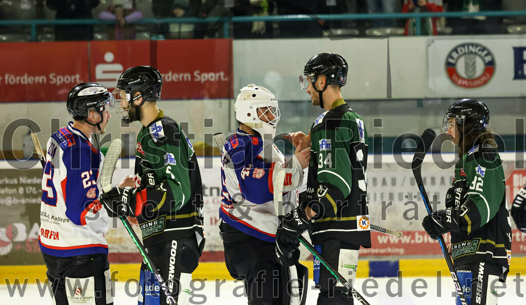 2023-01-22_161_Eishockey_TSV_Erding_gegen_ESC_Dorfen | Erding, Deutschland, 22.01.2023:
Eishockey, Bayernliga 2022 / 2023, 29. Spieltag, TSV Erding gegen ESC Dorfen, Endergebnis: 6:2

Urban Sodja (ESC Dorfen, #23), Florian Zimmermann (Erding Gladiators, #5), Torwart Maximilian Englbrecht (ESC Dorfen, #45), Bastian Cramer (Erding Gladiators, #34), Marius von Friderici-Steinmann (Erding Gladiators, #92)

Foto: Christian Riedel / fotografie-riedel.net