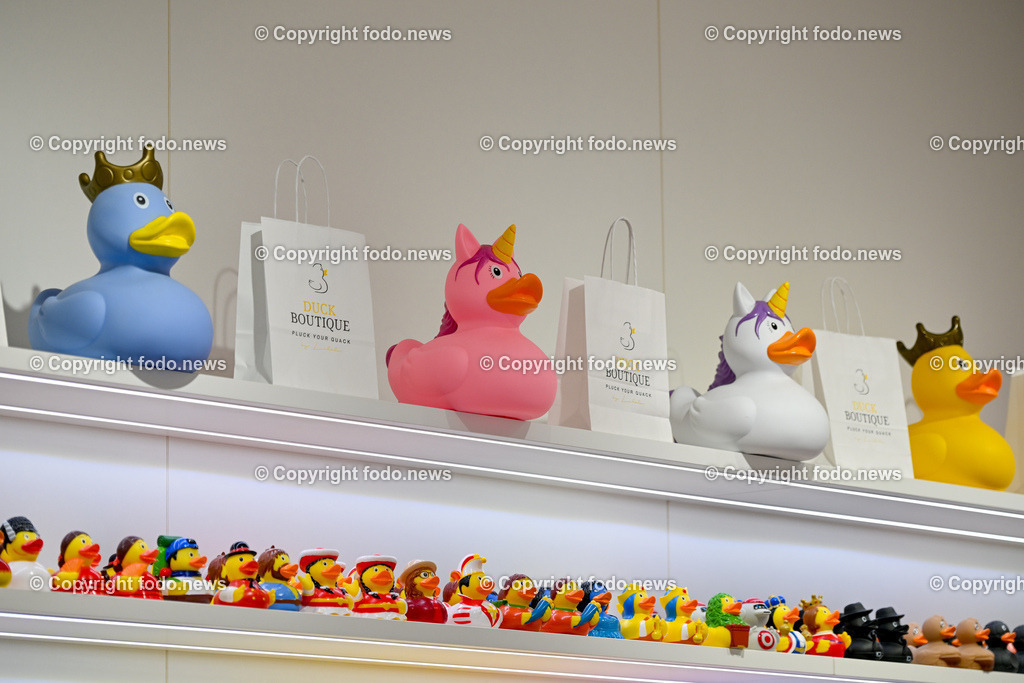 Kroatien_ Split_ 21.07.2025-148 | 21.07.2025, Kroatien, HRV, Split, im Bild Themenbild, Stadtansichten, Duck Shop, Ente, Shopping, Touristen, Tourismus, Feature, SymbolbildSplit zweitgroesste Stadt Kroatiens. Die Stadt ist Verwaltungssitz der Gespanschaft Split-Dalmatien 