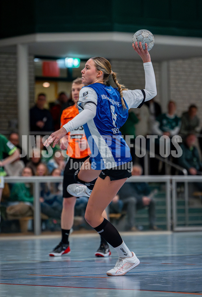 Handball I Frauen I Saison 2025-2026 I 3. Liga Staffel Nord I 10. Spieltag I SC SFN Vechta - HSG Blomberg-Lippe II I 0229 | 7 Meter von Leni Ringelkamp (8, HSG Blomberg-Lippe II) - Realisiert mit Pictrs.com