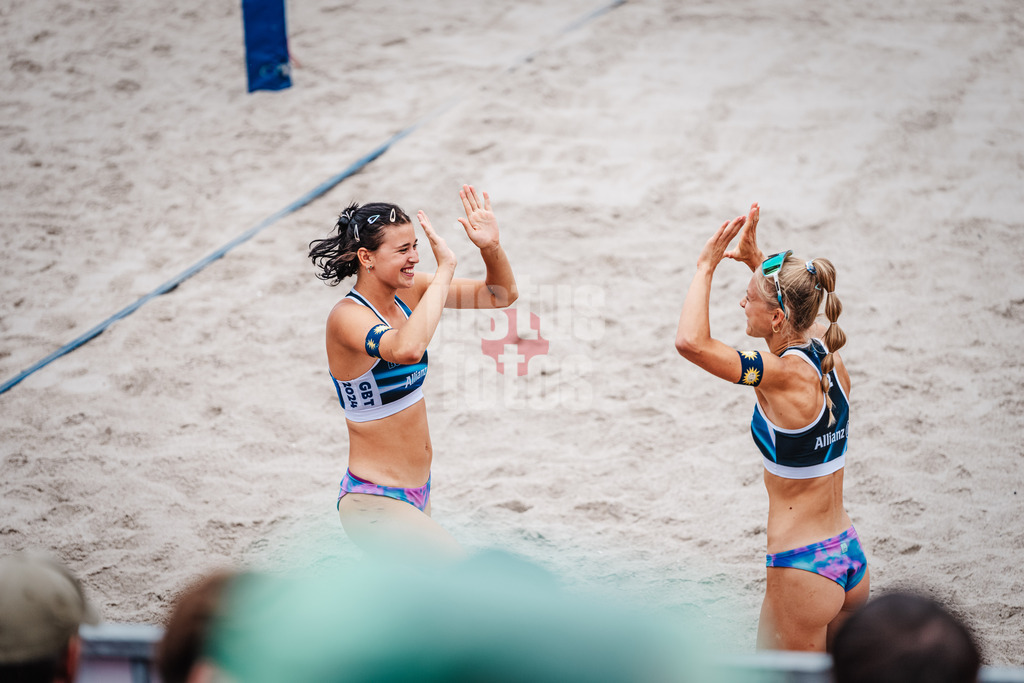 Beachvolleyball | Frauen | Allianz German Beach Tour 2024 | Tourstop Kühlungsborn 2 | 18.08.2024 | v.l. Janne Uhl und Paula Schürholz laufen in die Arena ein