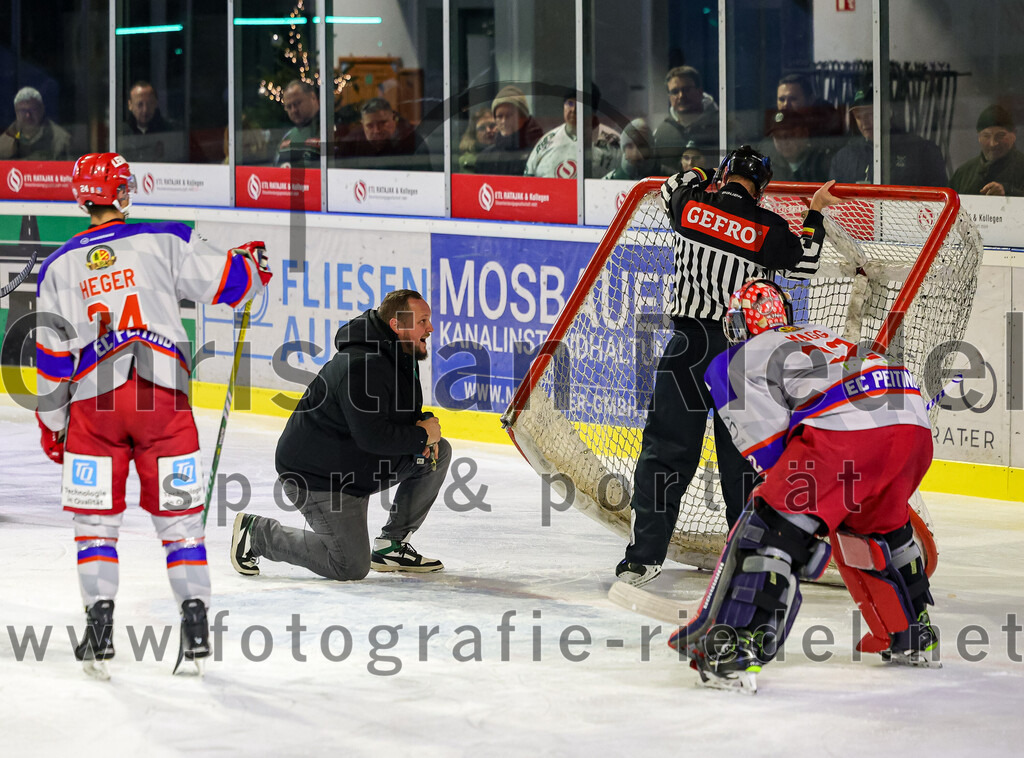 2025-11-30_127_TSV_Erding_gegen_EC_Peiting | Erding, Deutschland, 30.11.2025:Eishockey, Oberliga Süd 2025 / 2026, 22. Spieltag, TSV Erding gegen EC Peiting, Endergebnis: 5:1Thomas Heger (EC Peiting, #24), Torwart Andreas Magg (EC Peiting, #32)Foto: Christian Riedel / fotografie-riedel.net