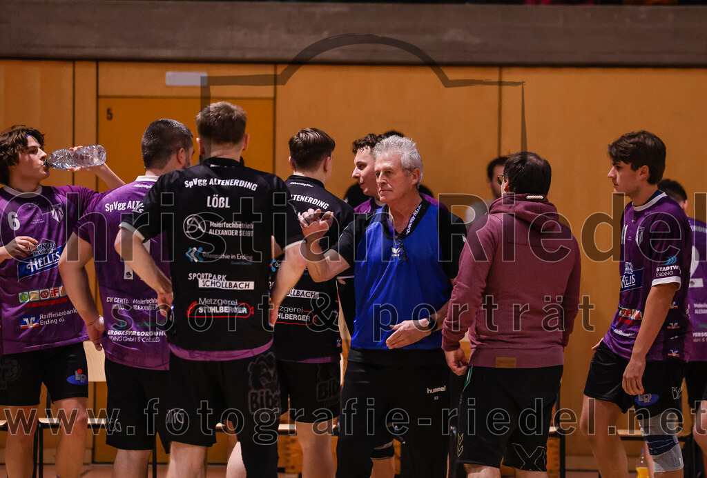 2024-11-09_061_SpVgg_Altenerding_gegen_TV_Altoetting | Erding, Deutschland, 09.11.2024:Handball, Bezirksoberliga Männer 2024 / 2025, 6. Spieltag, SpVgg Altenerding gegen TV Altötting, Endergebnis: 26:22Roland Stelzer (SpVgg Altenerding), Trainer Simon Klawe (SpVgg Altenerding)Foto: Christian Riedel / fotografie-riedel.net