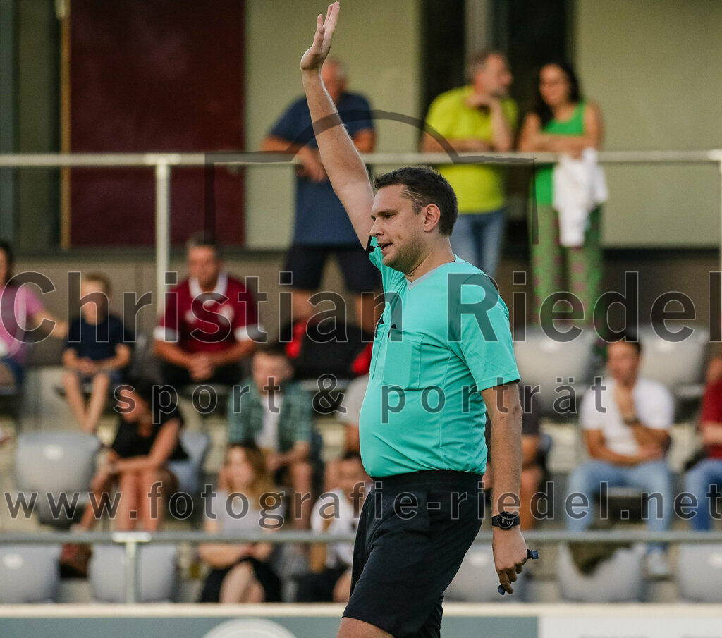 2023-08-18_075_FC_Schwaig_gegen_TSV_Kastl | Oberding, Deutschland, 18.08.2023:
Fußball, Landesliga Südost 2023 / 2024, 7. Spieltag, FC Schwaig gegen TSV Kastl, Endergebnis: 2:2

Schiedsrichter Hendrik Hufnagel

Foto: Christian Riedel / fotografie-riedel.net