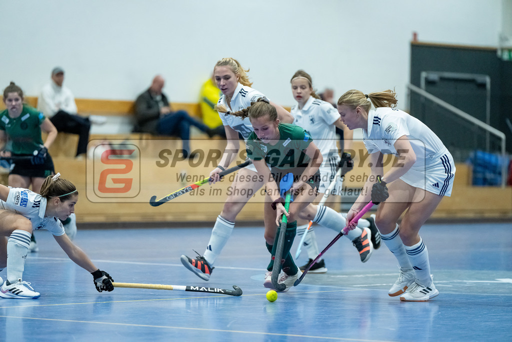 HK_20240113_107908 | 1. Bundesliga Damen Düsseldorfer HC - Club Raffelberg am 13.1.2024 DHC Halle, Düsseldorf , Laetitia Graf ( Düsseldorfer HC #55 ) , Sarah Gehring ( Club Raffelberg #9 ) , Lilly Stoffelsma ( Düsseldorfer HC #50 )