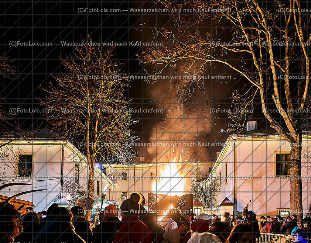 ALP9754_Wieselburger ADVENT_Wintersonnenwendfeuer | (C)FotoLois.com, Alois Spandl, Wieselburger Advent, Wintersonnenwendfeier mit Umzug durch die Stadt, Sonnenwendfeuer und Perchtenlauf mit Show im Schlosspark, Mitwirkung der Partnergemeinde EINBECK, Sa 17. Dezmber 2022.