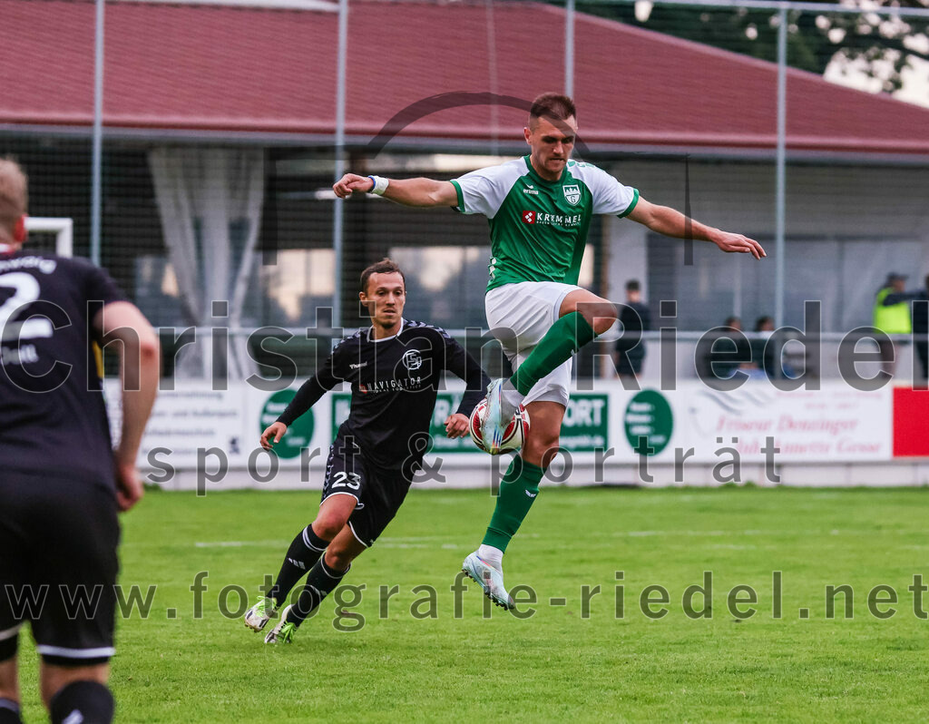 2023-08-09_078_FC_Schwaig_gegen_TuS_Geretsried | Deutschland, 09.08.2023:
Fußball, Landesliga Südost 2023 / 2024, 5. Spieltag, FC Schwaig gegen TuS Geretsried, Endergebnis: 4:1

Maximilian Hellinger (FC Schwaig, #23), Kenan Numanovic (TuS Geretsried, #3)

Foto: Christian Riedel / fotografie-riedel.net