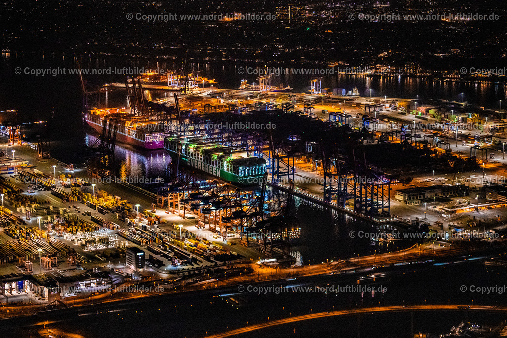 Hamburg_Burchardkai_Containerschiffe_Evergreen_und_One_CTB_HHLA_Nachtaufnahme_ELS_8080060325 | HAMBURG 06.03.2025 Nacht- Lichter und Beleuchtung HHLA Logistics Container Terminal am Waltershofer Hafen in Hamburg. Weiterführende Informationen bei: EUROGATE GmbH & Co. KGaA, KG,  Hamburger Hafen und Logistik Aktiengesellschaft. // Night lighting hHLA Logistics Container Terminal at the port Waltershofer Hafen in Hamburg. Further information at: EUROGATE GmbH & Co. KGaA, KG,  Hamburger Hafen und Logistik Aktiengesellschaft. Foto: Martin Elsen