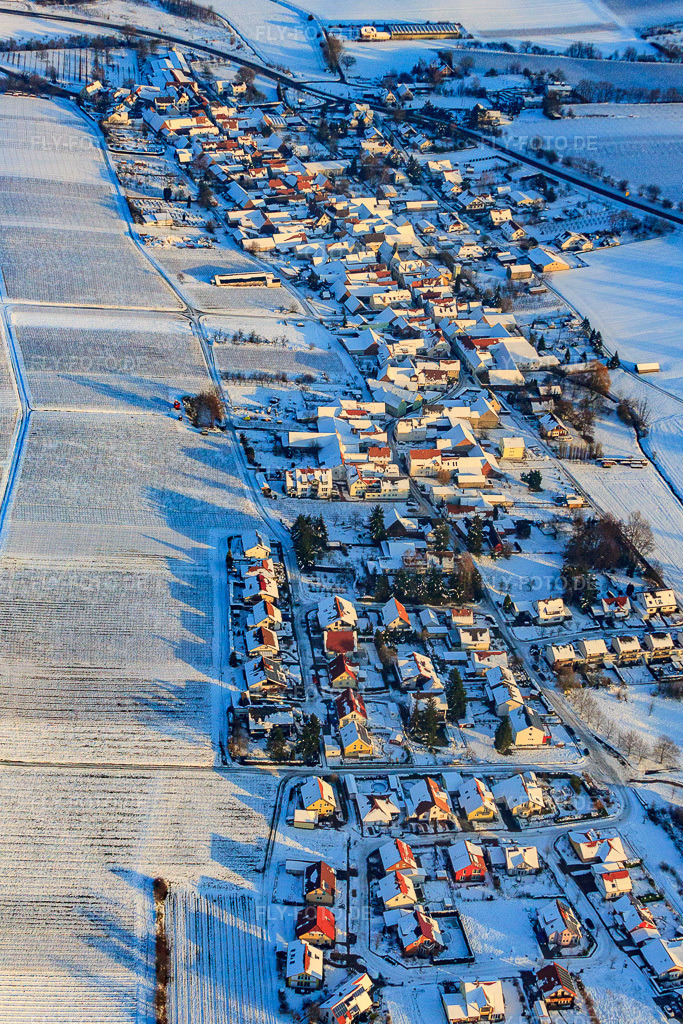 Luftbild: Dorfansicht bei Schnee im Winter aus Westen in Niederhorbach im Bundesland Rheinland-Pfalz in Deutschland. Foto: IMG_36446.jpg vom 03.01.2011 durch Werner Riehm/FLY-FOTO.de