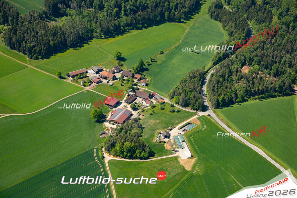 Klassische Luftaufnahme ohne Drohne zeigt:Allmannsfeld bei Kastl - Die Luftbildaufnahme wurde 2025 vom UL-Flugzeug heraus erstellt ( keine Drohne ) - Hochauflösende Luftaufnahme -Nicht vergleichbar mit Google Maps oder Satelittenbilder- Die Geschenkidee !Mit Lizenz und Bildrechte bestellbar