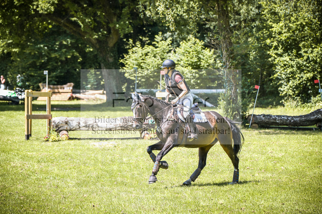 DOS_9923 | Entdecke hochwertige Reitturnierfotos von Foto Oger. Professionell, emotional und authentisch – jetzt Lieblingsmomente im Shop bestellen.Deutschlandweite Turnierfotografie. - Realisiert mit Pictrs.com