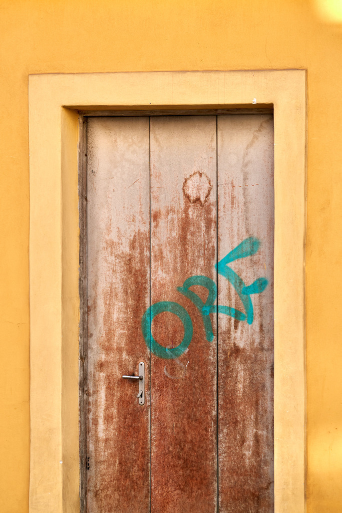 Aufschrift ORF in türkis auf einer Holztüre | Wien, Austria - February 23, 2022: Aufschrift ORF in türkis auf einer Holztüre. - Realisiert mit Pictrs.com