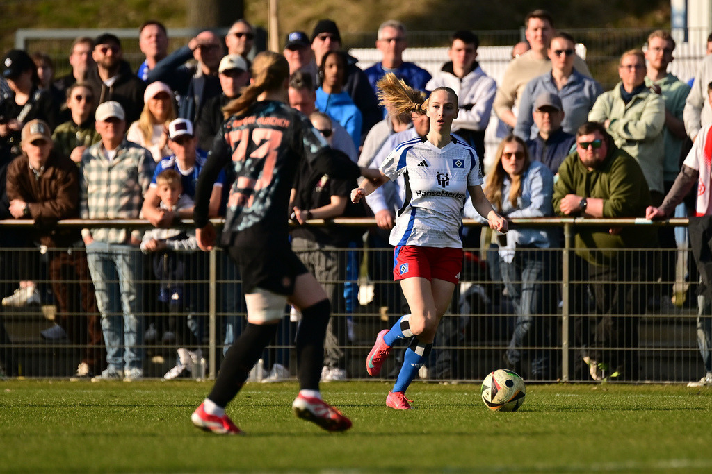 Fußball I Frauen I Saison 2024-2025 I 2. Bundesliga I 17. Spieltag I Hamburger SV - FC Bayern München II | Der Sportfotograf. - Realisiert mit Pictrs.com