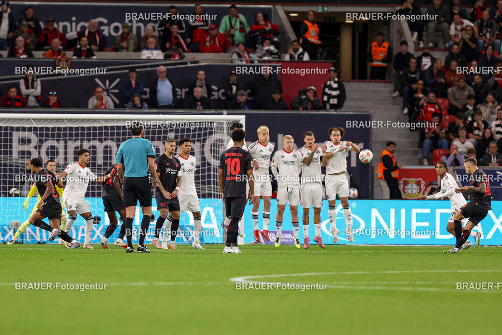 Bayer 04 Leverkusen vs Eintracht Frankfurt - Bundesliga  | Leverkusen, Deutschland, 12.09.25:   Alejandro Grimaldo (Bayer 04 Leverkusen) erzielt das Tor zum 1:0 waehrend des Spiels der Bundesliga zwischen  Bayer 04 Leverkusen vs Eintracht Frankfurt in der BayArena(Foto von Brauer-Fotoagentur / Adrian Schlueter)