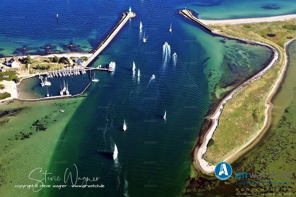Luftbild Schleimünde - Im Jahr 2008 wurde die Halbinsel von der Lighthouse Foundation erworben. | Im Jahr 2008 wurde die Halbinsel von der Lighthouse Foundation, einer Stiftung mit Sitz in Hamburg, aus dem Bundesbesitz erworben. Seitdem hat die Stiftung erhebliche Investitionen in den Küstenschutz getätigt.
