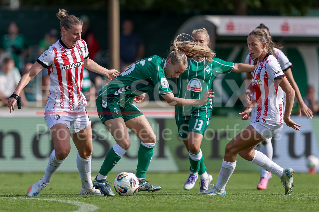 Fussball, Google Pixel Frauen-Bundesliga, SV Werder Bremen - SC Freiburg | v.li.: Julia Stierli (SC Freiburg, 5), Emöke Papai (SV Werder Bremen, 16) und Maj Schneider (SC Freiburg, 15) im Zweikampf, Duell, Dynamik, Aktion, Action, Spielszene, DIE DFB-RICHTLINIEN UNTERSAGEN JEGLICHE NUTZUNG VON FOTOS ALS SEQUENZBILDER UND/ODER VIDEOÄHNLICHE FOTOSTRECKEN. DFB REGULATIONS PROHIBIT ANY USE OF PHOTOGRAPHS AS IMAGE SEQUENCES AND/OR QUASI-VIDEO.