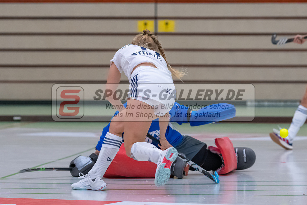 HK_20221126_101673 | 1. Bundesliga ( Halle ) Damen Crefelder HTC - Düsseldorfer HC am 27.11.2022 Crefelder HTC, Krefeld , Sara Strauss ( Düsseldorfer HC #11 )