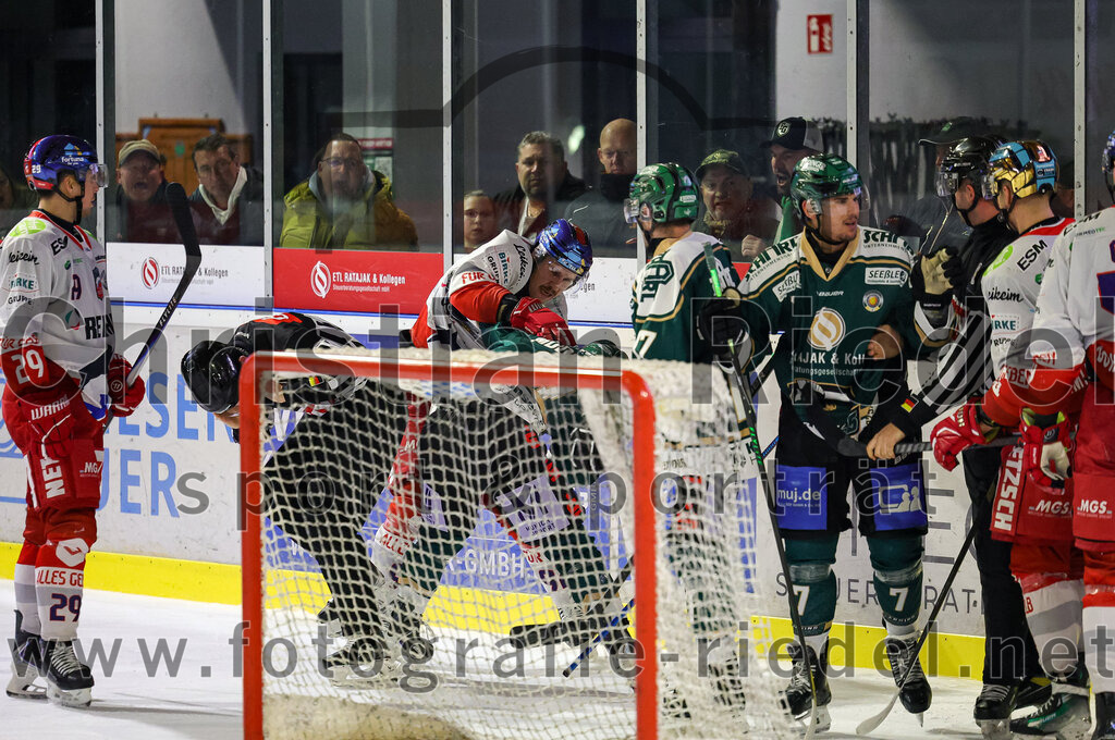 2025-11-16_149_TSV_Erding_gegen_Selber_Woelfe | Erding, Deutschland, 16.11.2025:Eishockey, Oberliga Süd 2025 / 2026, 17. Spieltag, TSV Erding gegen Selber Wölfe, Endergebnis: 3:1Christopher Schutz (Selber Wölfe, #29), Richard Gelke (Selber Wölfe, #92), Erik Modlmayr (Erding Gladiators, #21), Philipp Michl (Erding Gladiators, #77), Louis Trattner (Erding Gladiators, #7)Foto: Christian Riedel / fotografie-riedel.net