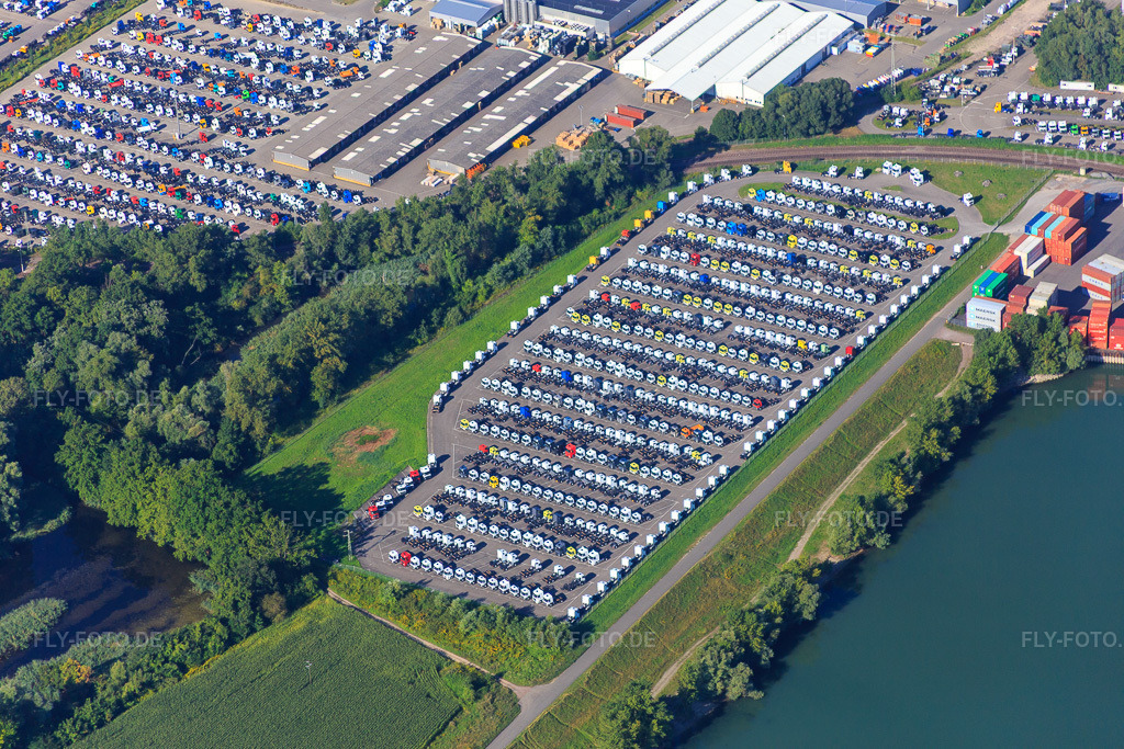 Luftbild: Parkplatz für produzierte DAIMLIER-LKW-Zugfahrzeuge an der Hafenstr im Ortsteil Maximiliansau in Wörth im Bundesland Rheinland-Pfalz in Deutschland. Foto: IMG_093065.jpg vom 13.08.2016 durch Werner Riehm/FLY-FOTO.de