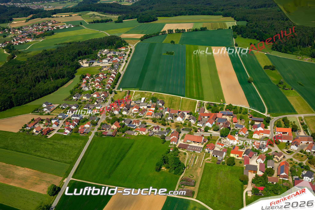 Das Luftbild zeigt Biesenhard Wellheim - Die Luftaufnahme wurde 2023 vom UL-Flugzeug aus erstellt ( keine Drohne ) - Hochauflösende Luftaufnahme - Für grossformatige Ausdrucke geeignet. Die Geschenkidee !Mit Lizenz und Bildrechte bestellbar