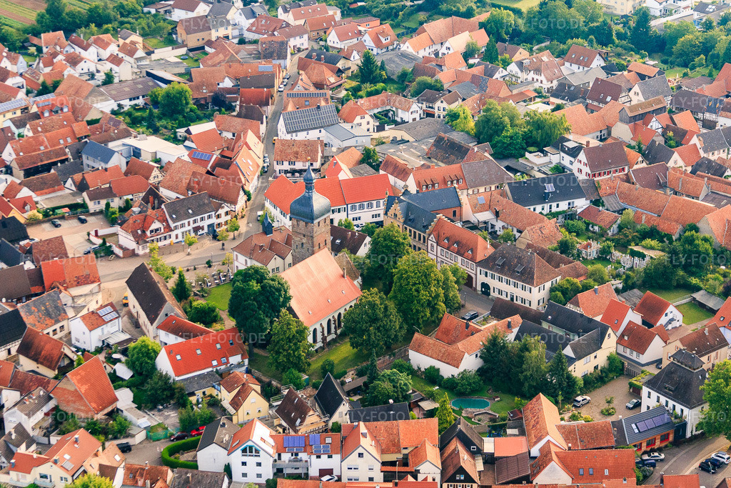 Luftbild: Ev. Martinskirche im Ortsteil Billigheim in Billigheim-Ingenheim im Bundesland Rheinland-Pfalz in Deutschland. Foto: IMG_092794.jpg vom 13.08.2016 durch Werner Riehm/FLY-FOTO.de