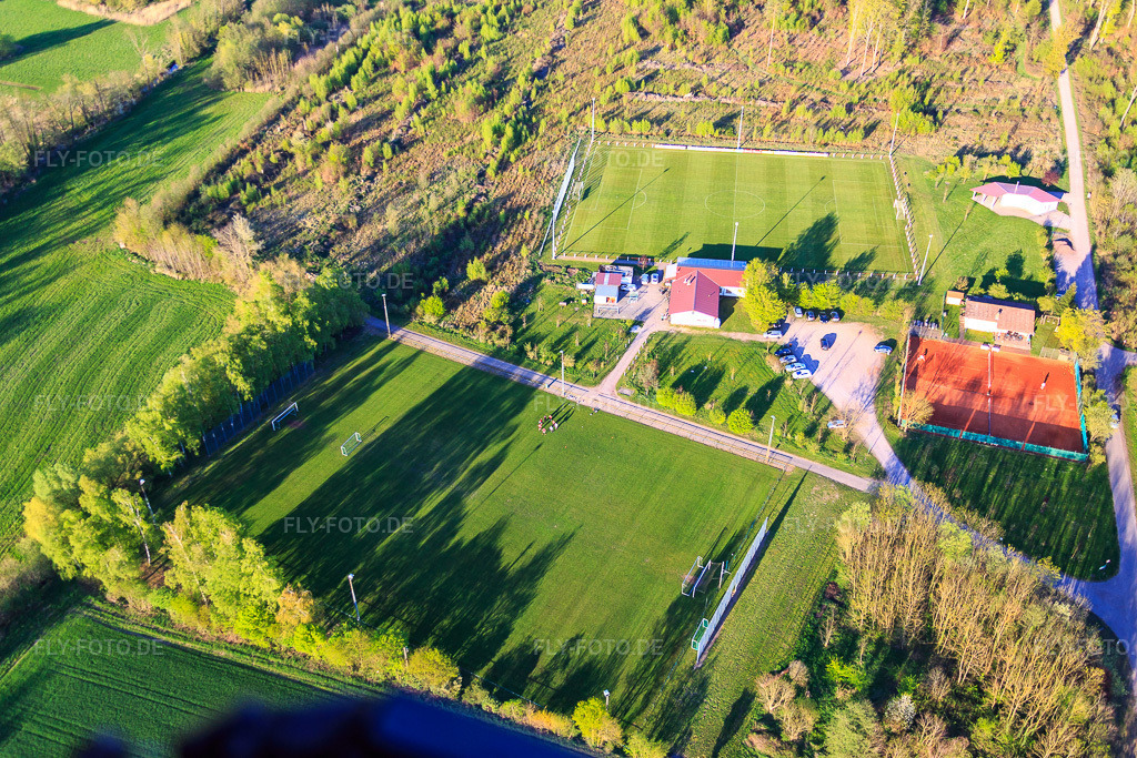 Luftbild: Fussballplatz Steinweiler in Steinweiler im Bundesland Rheinland-Pfalz in Deutschland. Foto: IMG_077402.jpg vom 21.04.2015 durch Werner Riehm/FLY-FOTO.de