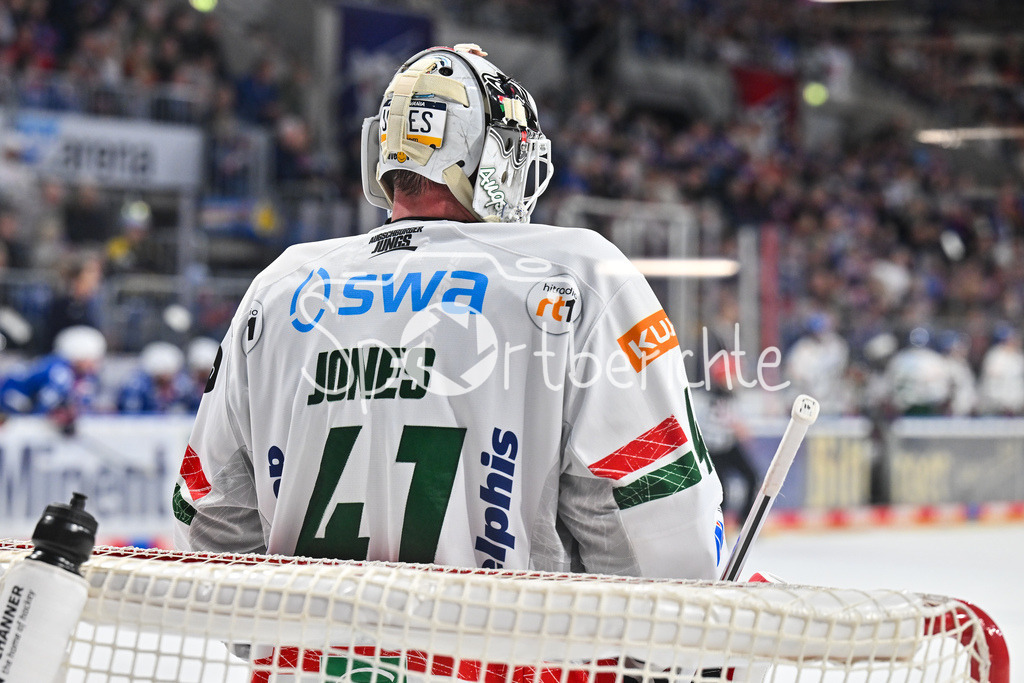 Adler Mannheim - Augsburger Panther | MANNHEIM, DEUTSCHLAND - 25. FEBRUAR: im Bild Peyton JONES (Augsburger Panther 41) / Einzelfoto / Freisteller während dem Match zwischen den Adler Mannheim und den Augsburger Panthern am 45. Spieltag der Penny DEL in der SAP Arena