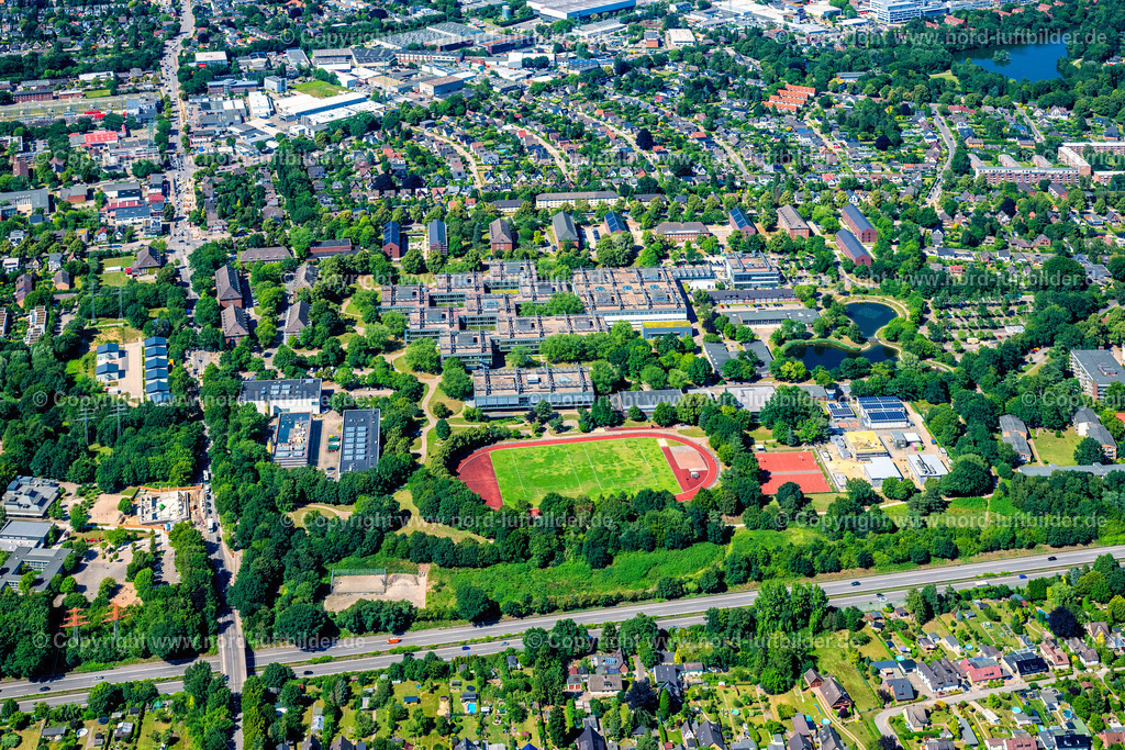 Hamburg_Jenfeld_Helmut_Schmidt_Universität_ELS_7750010725 | HAMBURG 01.07.2025 Campus- Gebäude der Universität der " Helmut-Schmidt-Universität der Bundeswehr Hamburg " am Holstenhofweg im Stadtteil Jenfeld in Hamburg, Deutschland. // Campus building of the university of " Helmut-Schmidt-University of Bundeswehr " on Holstenhofweg in Hamburg, Germany. Foto: Martin Elsen