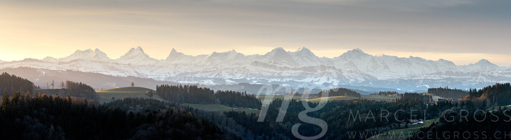 panoramic view of the Bernese Alps and the hills of Emmental Valley in front | Die ideale Geschenkidee für Naturliebhaber. Naturbilder von Marcel Gross Photography für ihr Zuhause in den verschiedensten Formaten und Materialien. - Realisiert mit Pictrs.com