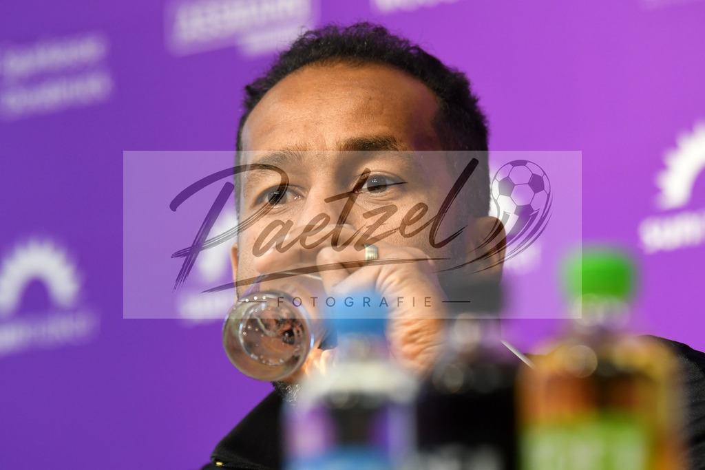 20200206_PKOSNA_0011 | Fußball, Herren: Trainer Daniel Thioune (VfL Osnabrueck) schaut waehrend der Pressekonferenz des VfL Osnabrueck im Stadion an der Bremer Bruecke am 06.02.2020 in Osnabrueck, Deutschland. - Realisiert mit Pictrs.com