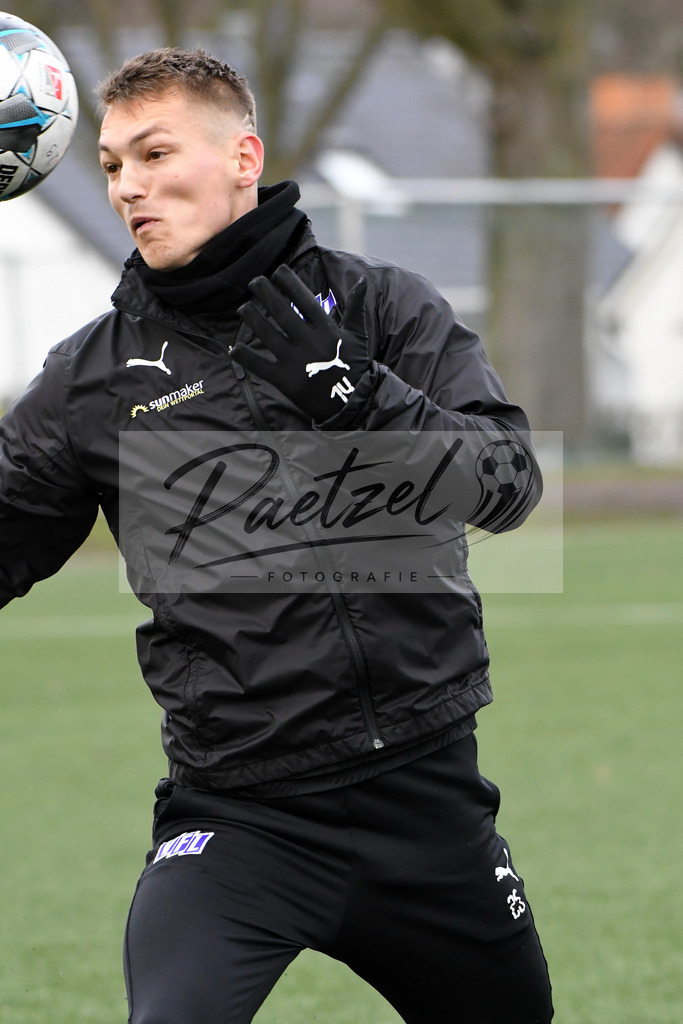 20200131_TRAOSN_0129 | Fußball, Herren: Sven Koehler (VfL Osnabrueck) in Aktion, am Ball, Einzelaktion waehrend der Trainingseinheit des VfL Osnabrueck im Sportpark Illoshoehe am 31.01.2020 in Osnabrueck, Deutschland. - Realisiert mit Pictrs.com
