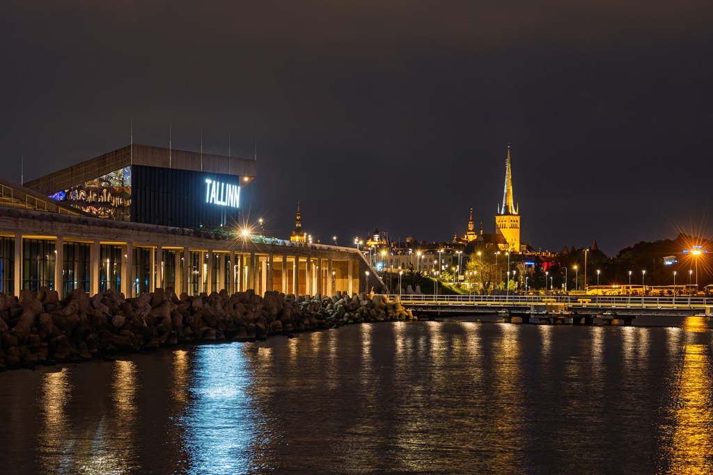 Blick über den Hafen auf die Altstadt von Tallinn, Estland | Blick über den Hafen auf die Altstadt von Tallinn, Estland.