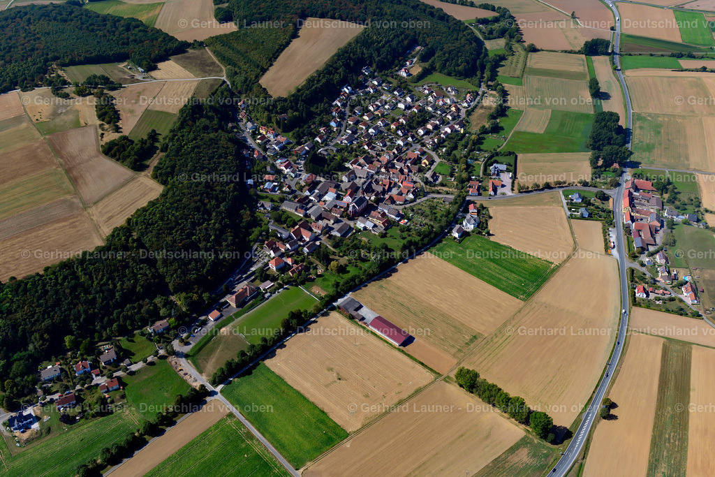 3650626 | ROßBRUNN 13.09.2016 Stadtansicht vom Stadtrand angrenzend an landwirtschaftliche Feldern  in Roßbrunn im Bundesland Bayern, Deutschland // City view from the outskirts with adjacent agricultural fields  in Roßbrunn in the state Bavaria, Germany Foto: Gerhard Launer