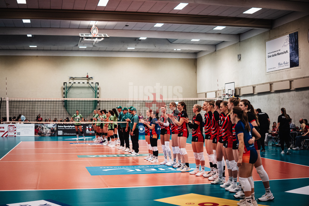 Volleyball | Frauen | Saison 2025/2026 | Volleyball Bundesliga | ETV Hamburger Volksbank Volleys vs. Ladies in Black Aachen | 29.10.2025 | Die beiden Mannschaften vor dem Spiel
