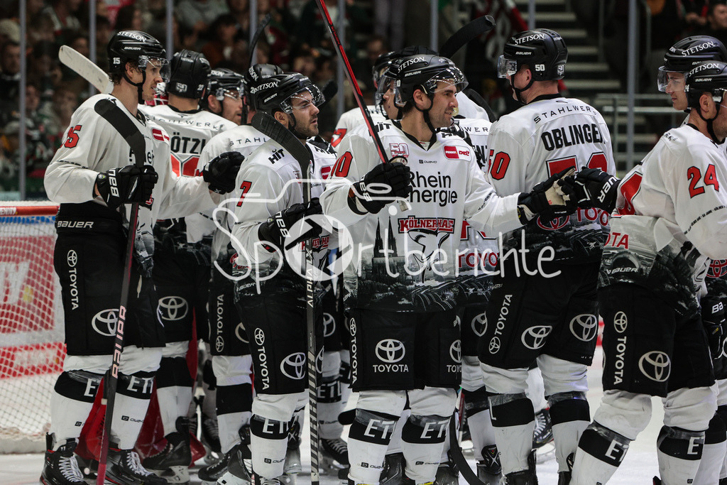 Augsburger Panther - Koelner Haie  | Die Haie spieler freuen sich ueber den Sieg in Augsburg