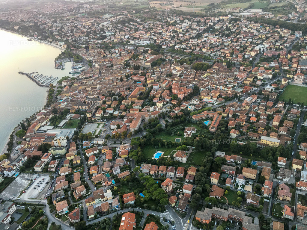 Luftbild: Ortsansicht in Desenzano del Garda im Bundesland Brescia in Italien. Foto: IMG-134976.jpg vom 23.09.2022 durch Werner Riehm/FLY-FOTO.de