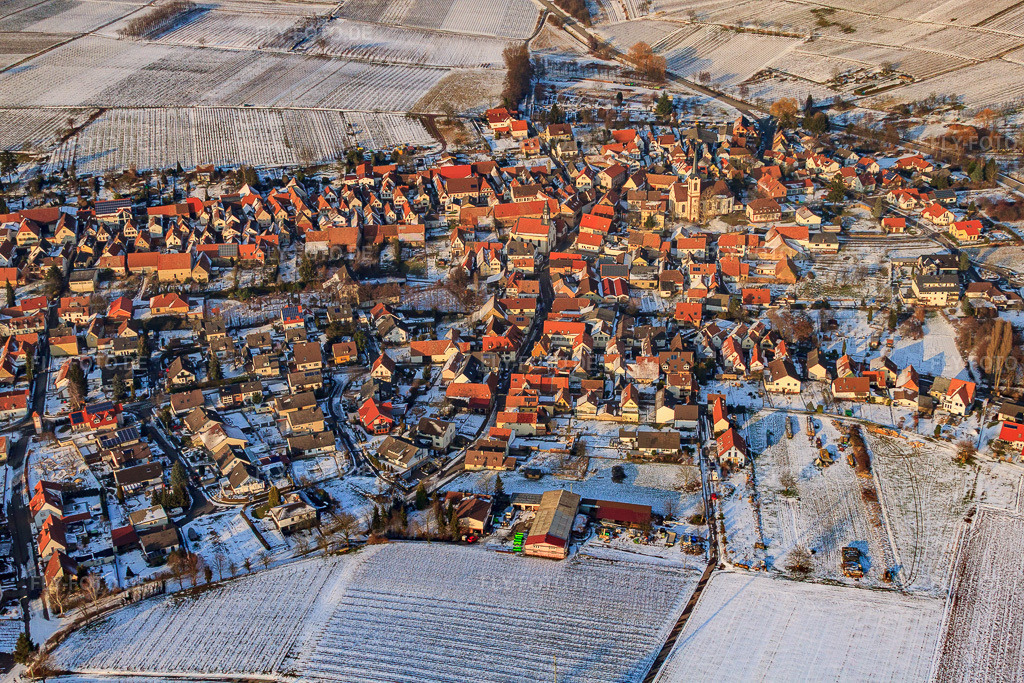Luftbild: Winzerdorf von Süden im Winter bei Schnee in Göcklingen im Bundesland Rheinland-Pfalz in Deutschland. Foto: IMG_24463.jpg vom 16.02.2010 durch Werner Riehm/FLY-FOTO.de