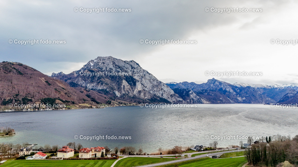 Traunstein_ Traunsee_ Gmunden_ 10.03.2024-6 | 10.03.2024, Gmunden, AUT, Traunstein, im Bild Traunstein, Traunsee, Gmunden, Berg, Berge, See, Tourismus, Bergsteigen, Huette, Segeln, Boote, Landschaft, Drohne, Luftbild