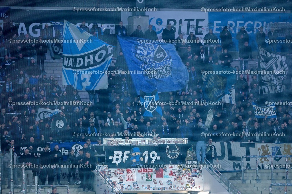 RWE04032601038 | 2026.03.04, Fußball, 3.Liga Herren, Rot-Weiss Essen -  SV Waldhof Mannheim, Stadion Hafenstraße, 27.Spieltag, Saison 2025 / 2026: Gästefans Fans Gästeblock zuschauer  DFB regulations prohibit any use of photographs as image sequences and or quasi-video.
