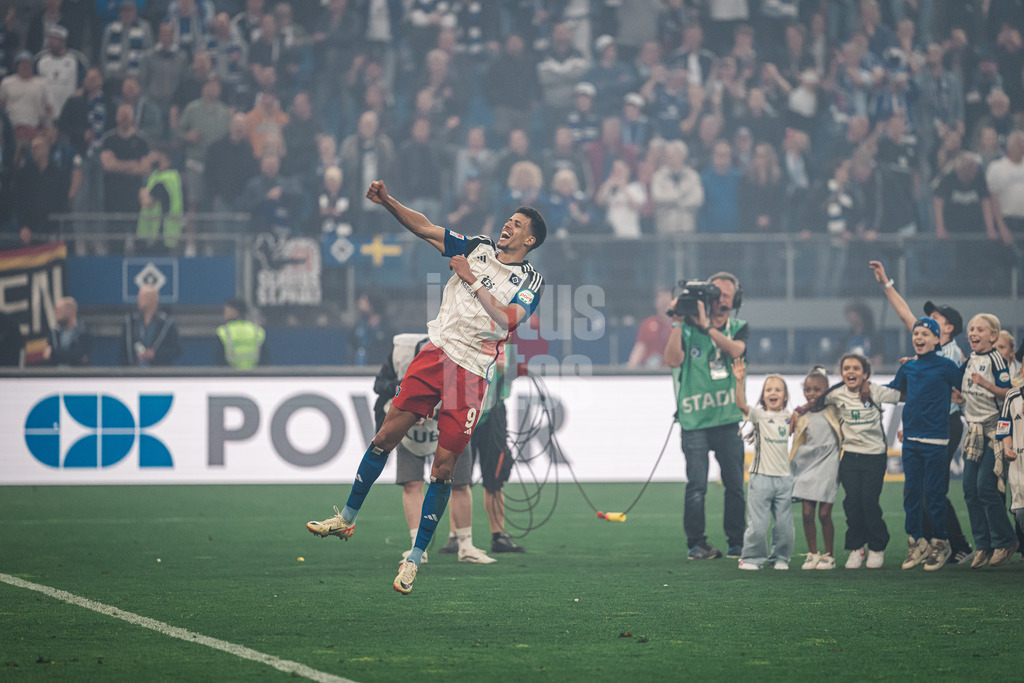Fußball | Männer | Saison 2023/2024 | 2. Fußball-Bundesliga | 32. Spieltag | Hamburger SV vs. FC St. Pauli  | 03.05.2024 | Torschütze Robert Glatzel (#9, HSV) feiert vor den Fans
