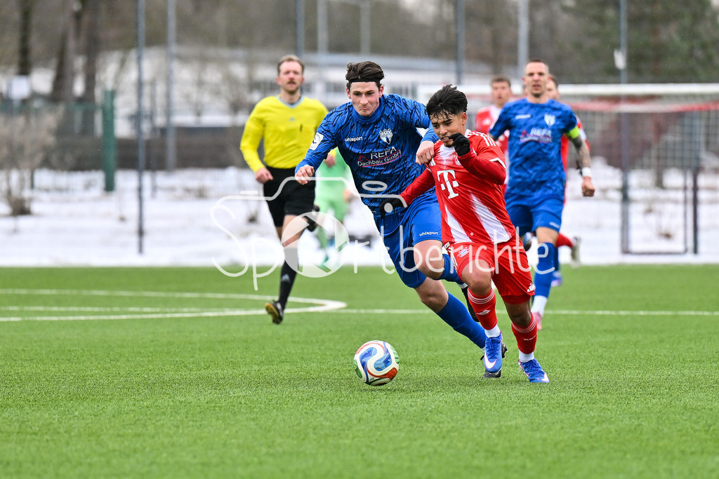 FC Bayern Amateure - SGV Freiberg Fussball | MUNICH, GERMANY - 29. JANUARY: im Duell Paul POLAUKE (SGV Freiberg 5) und Maycon Douglas CARDOZO (FC Bayern München II 10) während dem Testspiel zwischen den Amateuren des FC Bayern und dem SGV Freiberg Fussball am FC Bayern Campus