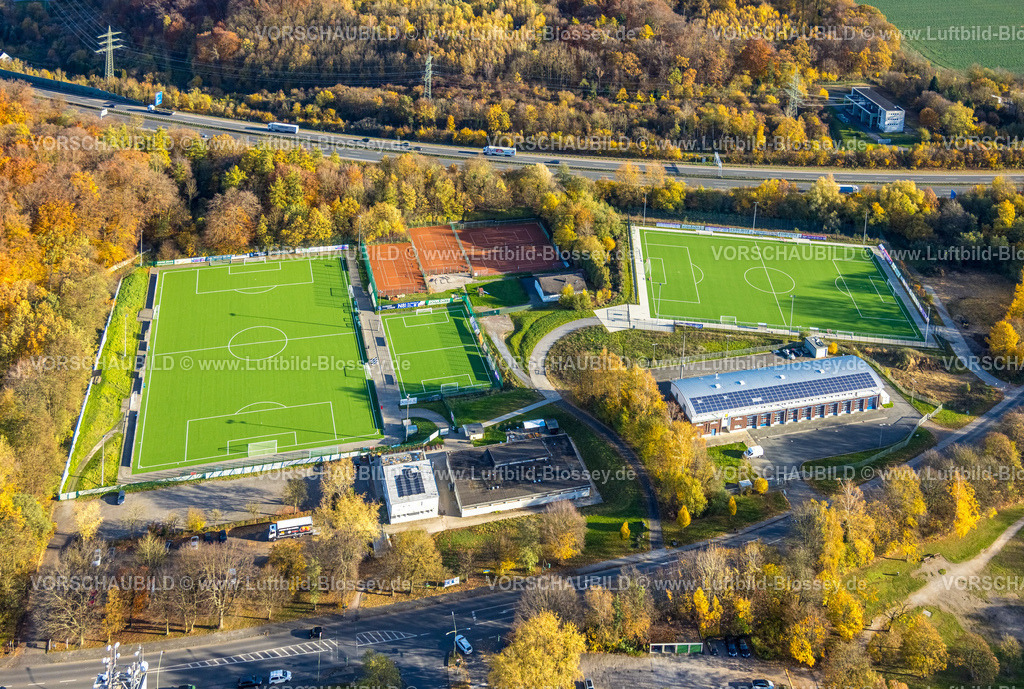 Hagen251103569 | Luftbild, Fußballstadion Bezirkssportanlage Emst mit neuen Rasenflächen, SpVg Hagen 1911 und Tennisplatz Tennisclub TC Concordia Hagen e.V., herbstliche Bäume,  Emst, Hagen, Ruhrgebiet, Nordrhein-Westfalen, Deutschland