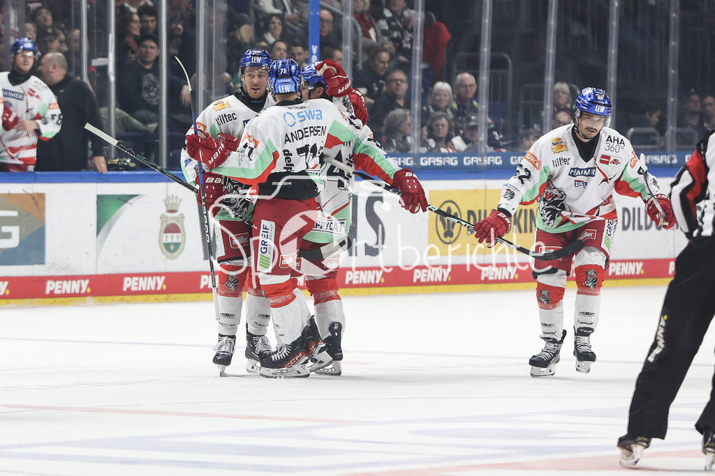 Eisbären Berlin - Augsburger Panther | Jubel der Panther nach dem Treffer zum 1-2 druch Thomas Jordan TREVELYAN (AEV #24) / Freude / Tor